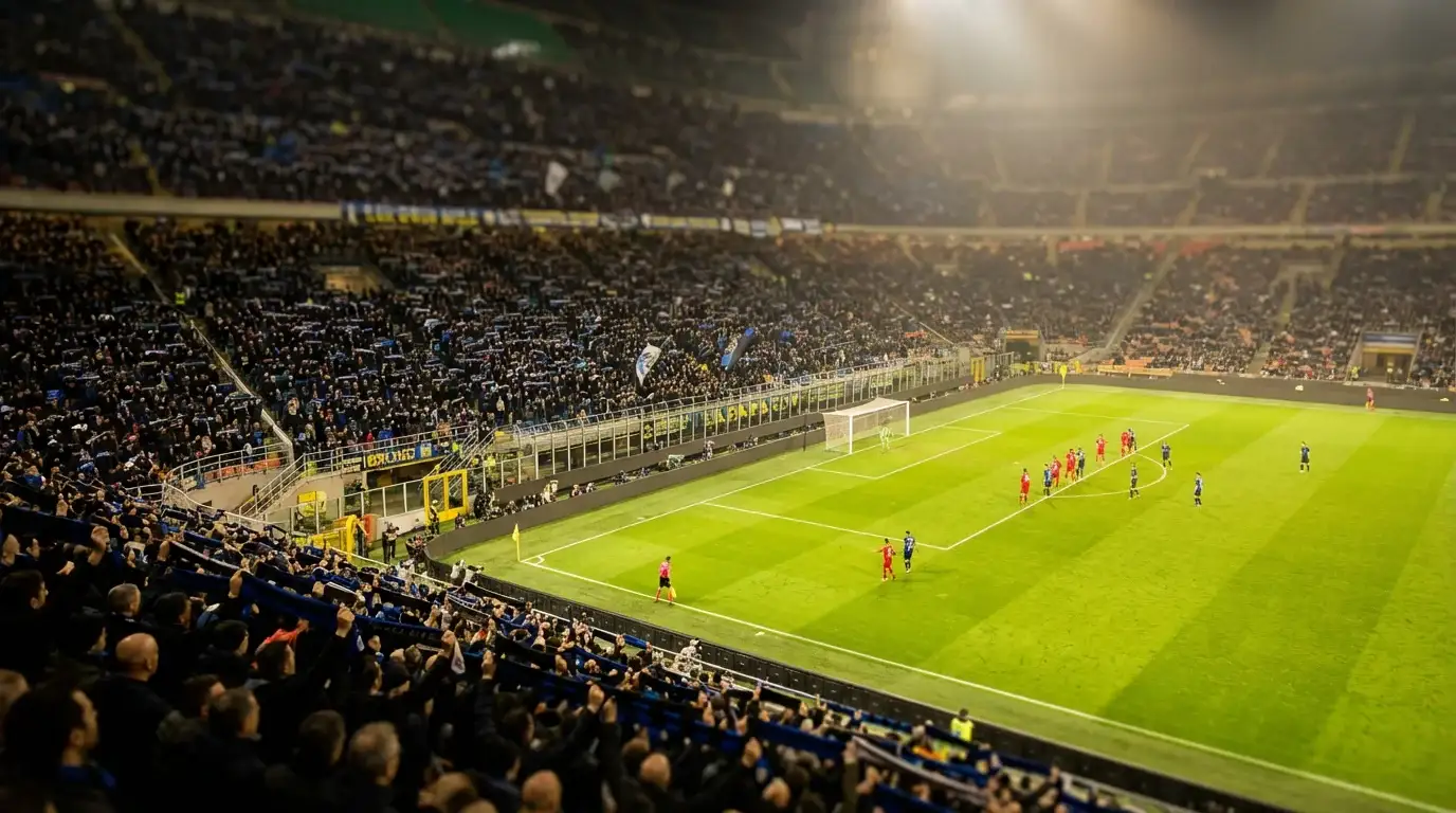 Estadio de fútbol italiano con grada llena durante un partido de Serie A